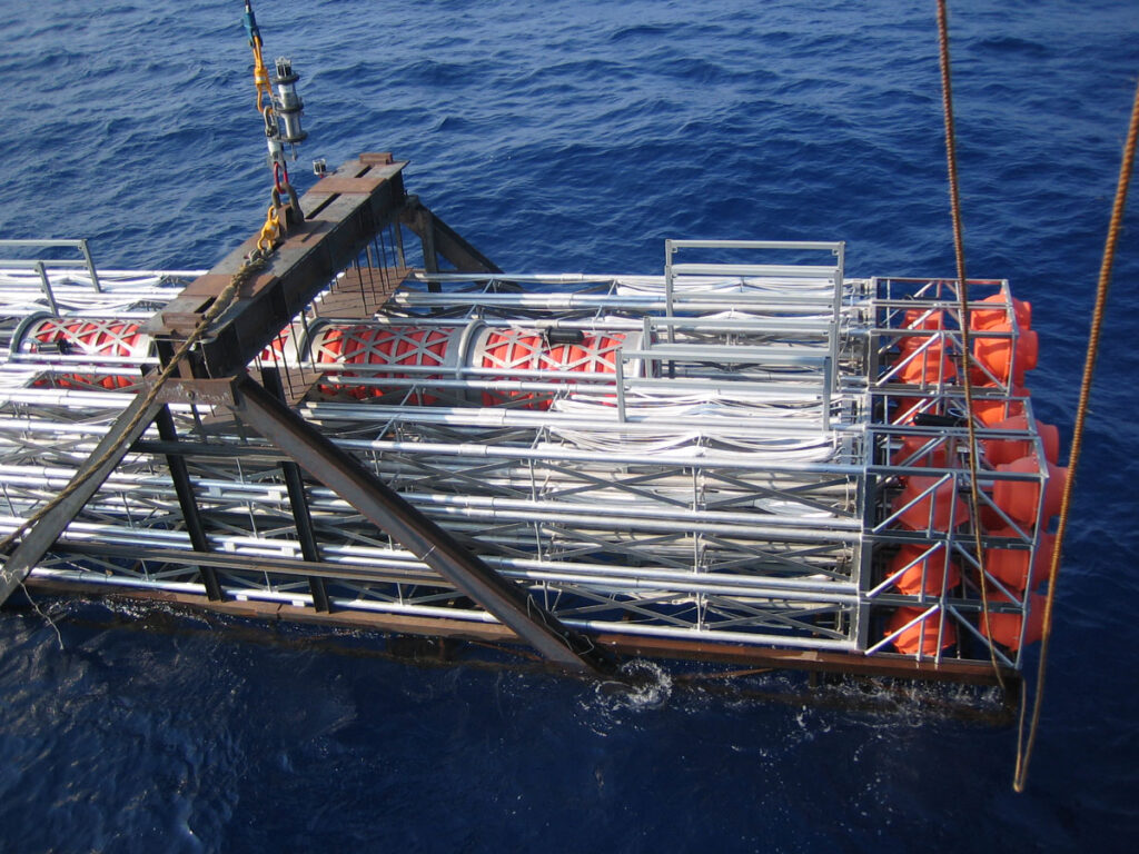 allestimento delle torri di KM3NeT