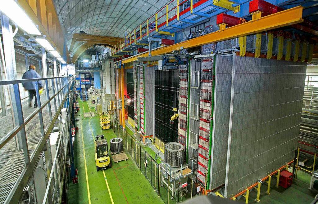 Immagine di una sala dei LNGS con esperimento Opera