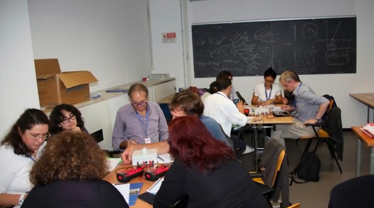 Immagine di docenti durante un laboratorio