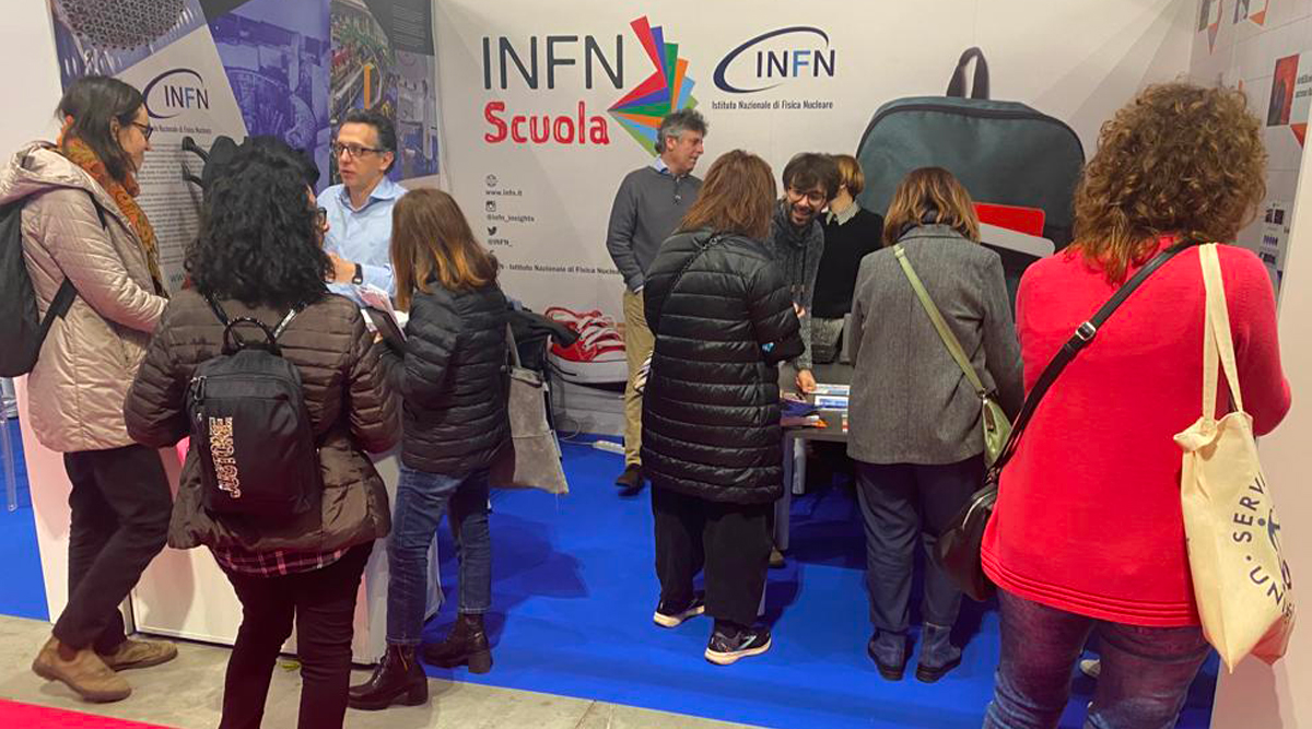 foto dello stand infn a Didacta23