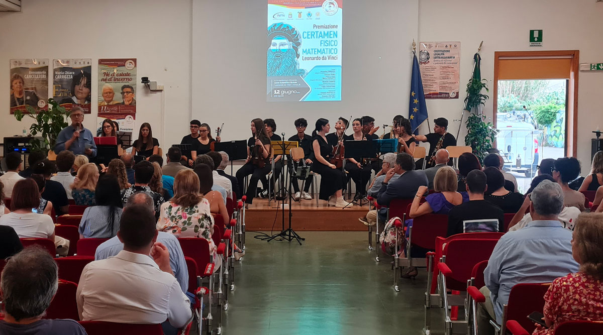 premiazione del certamen fisico matematico di Maglie durante l'esibizione dell'orchestra della scuola