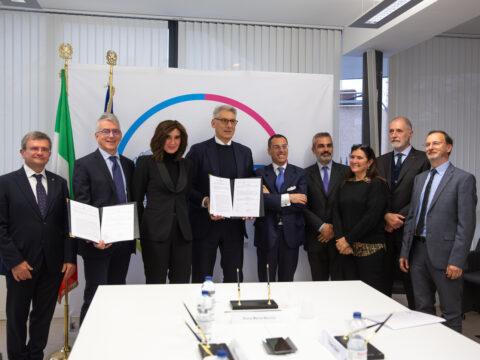 Fotografia del momento della firma dell'accordo